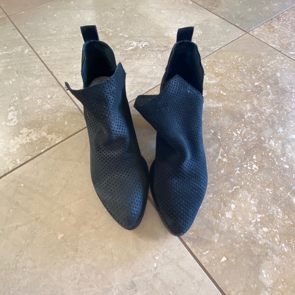Dolce Vita Black Booties - Picture 1 of 3